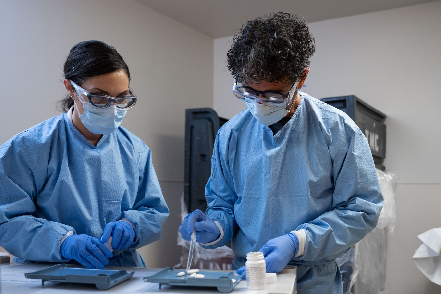 Investigational Cancer Therapy research nurses Rebecca Lout (left) and Ruben Ramires Da Silva (right) work together in the clinic.